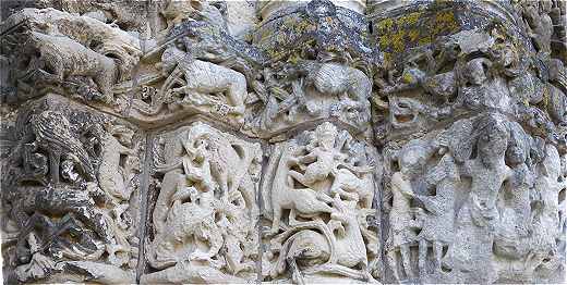 Chapiteaux sculpts du portail de la faade de l'Abbaye aux Dames de Saintes