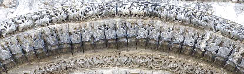 Sculptures des Vieillards de l'Apocalypse sur une voussure du portail de la faade de l'Abbaye aux Dames de Saintes