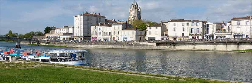 Panorama sur Saintes avec la Charente au premier plan
