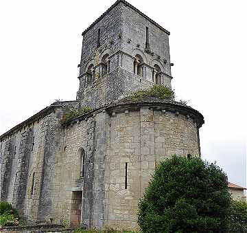 Chevet et clocher de léglise de Saint Angeau