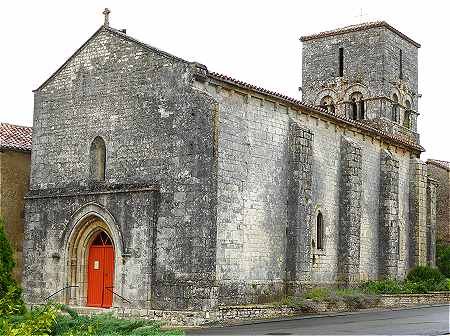 Faade et mur gouttereau Sud de l'glise de Saint Angeau