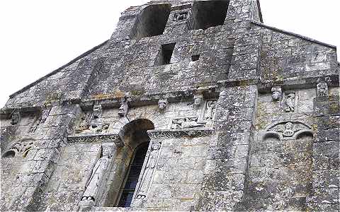 Haut de la faade de l'glise de Sainte Colombe