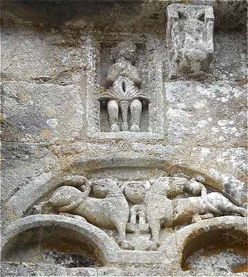 Sculptures de la faade de l'glise de Sainte Colombe