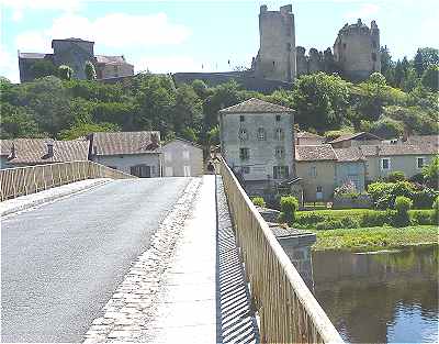 Saint Germain de Confolens:  le pont mdival, l'glise et l'ancien chteau-fort au dessus de la Vienne