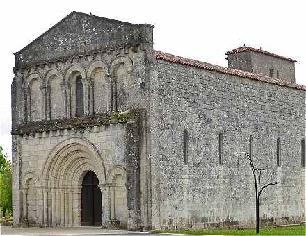 Faade de l'glise de Saint Lger en Pons