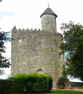 Tour de l'enceinte du chteau de Surgres