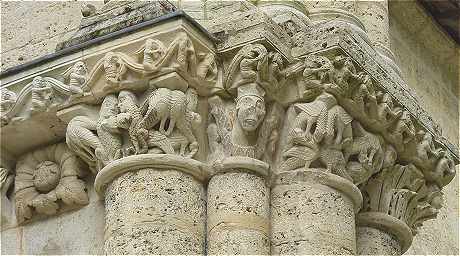 Sculptures des chapiteaux des colonnes-contreforts de la faade de l'glise Notre-Dame de Surgres