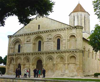 Faade de l'glise Notre-Dame de Surgres