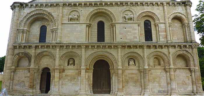 Faade de l'glise Notre-Dame de Surgres