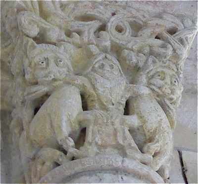 Sculpture de l'abside de l'glise Saint Pierre de Thaims