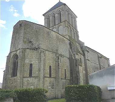 Chevet (avec salle de gardes) et clocher de l'glise Saint Vivien de Vandr