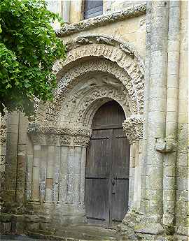 Portail de l'glise Saint Germain de Varaize