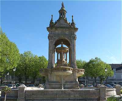 Monument au centre de la Place du 18 Octobre 1870