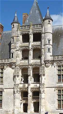 Le Grand escalier du chteau de Chteaudun