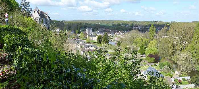 Chteaudun :  gauche le chteau surplombant la valle du Loir et le faubourg Saint Jean