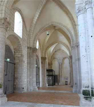 Vue du bas-ct Nord de l'glise de la Madeleine  Chteaudun