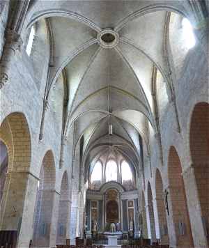 Nef intrieure de l'glise Saint Valrien  Chteaudun