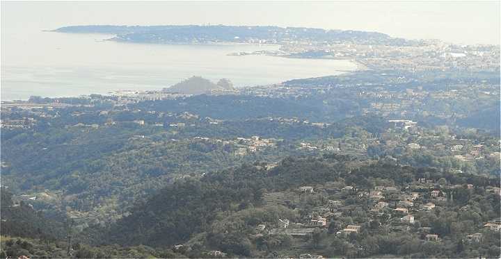 Antibes et la Baie des Anges vues du Baou de Saint Jeannet