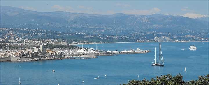 Antibes et la Baie des Anges vues du Phare de la Garoupe