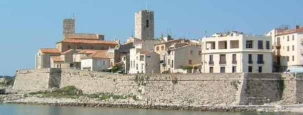 Antibes: les Tours et les Remparts