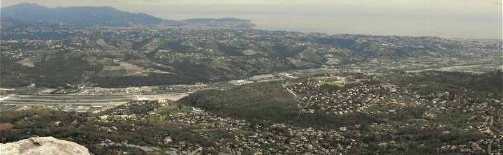 Vue de la valle du Var et de Nice  partir du Baou de Saint Jeannet