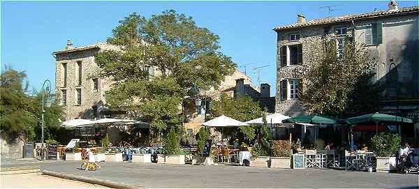 La place prs du chateau du Haut de Cagnes