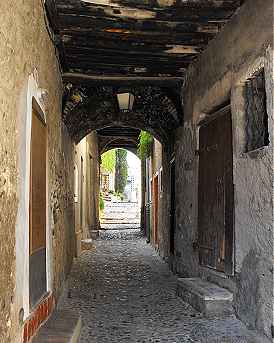 Vue d'un rue avec vote du Haut de Cagnes