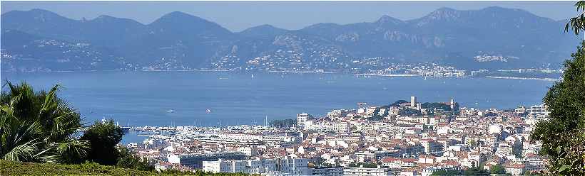 Panorama sur Cannes et sur le Golfe de La Napoule, au fond l'Estrel