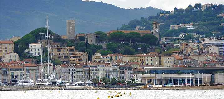 Vue du Suquet au dessus du centre de Cannes