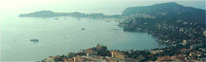 Vue du Cap Ferrat, au centre Saint Jean Cap Ferrat et en bas Beaulieu