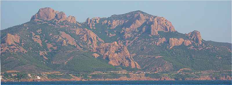 Saint Pilon (440 m) et Cap Roux (452 m), vus du ct Ouest