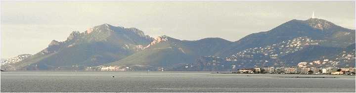 Vue du Massif de l'Estérel à partir de Juan les Pins