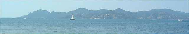 Vue du Massif de l'Estérel à partir des Iles Lérins