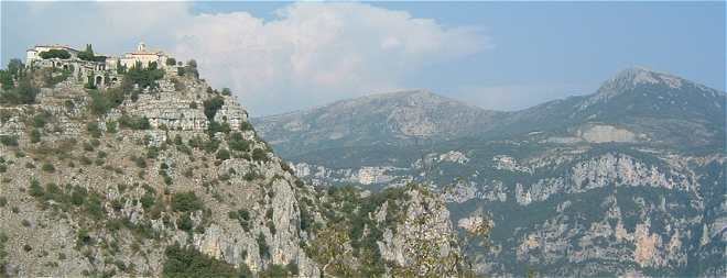 Le village de Gourdon sur un promontoire rocheux