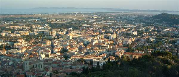 Vue d'Hyres avec au fond la Presqu'ile de Gienset les les