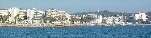 Juan les Pins: la Plage et au fond le Phare de la Garoupe