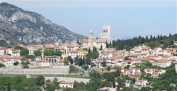 Le village de la Turbie et le Trophée des Alpes
