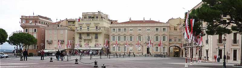 La Place du Palais devant le Palais des Princes de Monaco