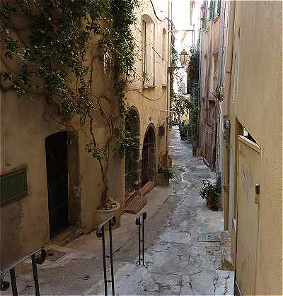 Saint Tropez: rue de la ville ancienne