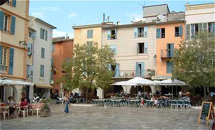 Valbonne : la Place des Arcades