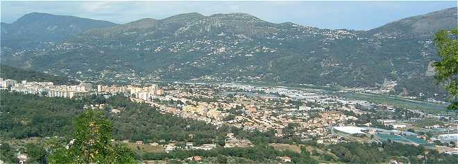 Vue  partir de Carros-village au dessus de la valle du Var, en bas la ville nouvelle prs du Var