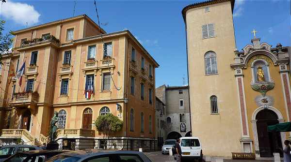 Mairie, passage Cahours et faade de la Cathdrale au centre de la ville ancienne de Vence