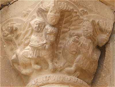Chapiteau sculpt du portail de l'glise d'Aberin