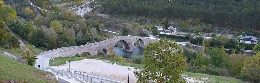 La valle de l'Irati et le pont au dessus de la rivire  Aoiz