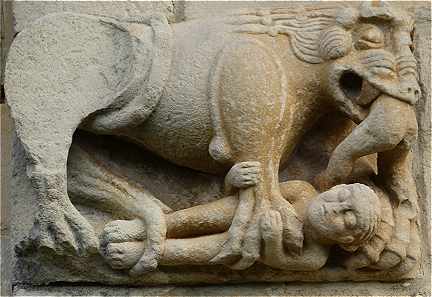 Sculpture de l'coinon  gauche du Portail de l'glise Saint Martin d'Artaiz