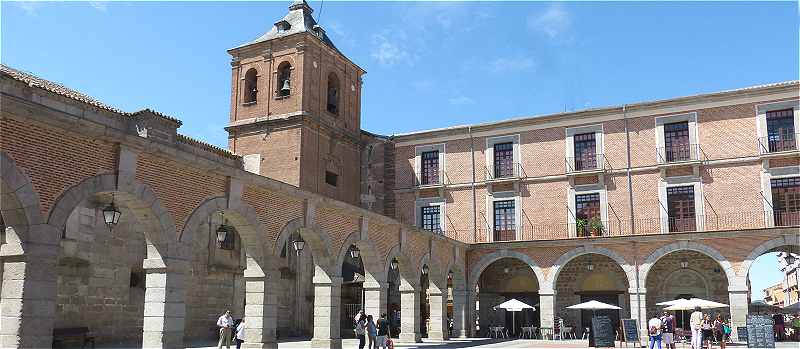 La Plaza del Mercado Chico d'Avila: ct Sud avec l'glise San Juan et ct Ouest