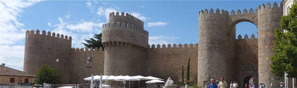 Les remparts d'Avila sur le ct Est: la Porte de l'Alcazar, la muraille est en arrire avec une entre de petite dimension