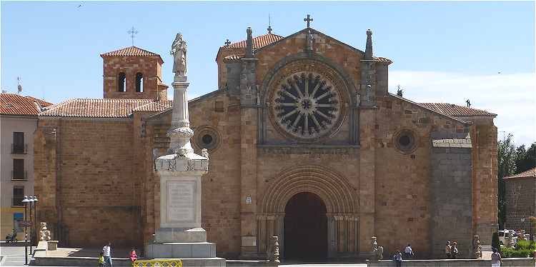 Faade Ouest de l'glise San Pedro d'Avila