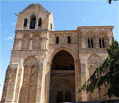 Faade de l'glise Saint Vincent d'Avila