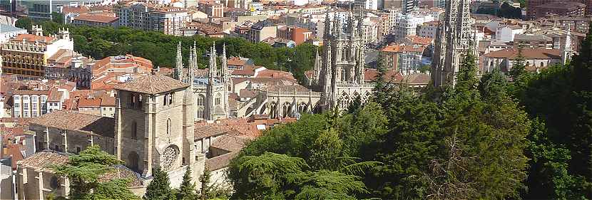 L'glise San Esteban  Burgos,  l'arrire-plan la cathdrale